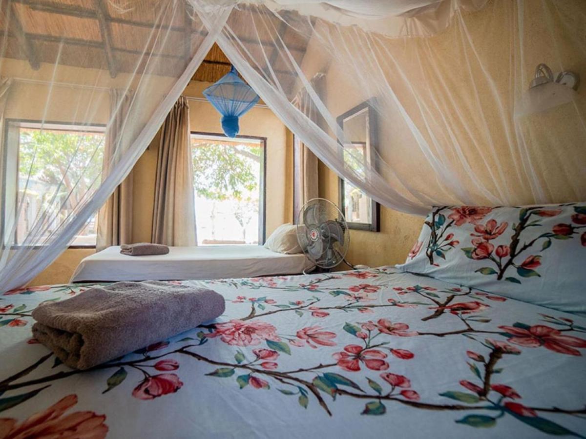 Thumbi View Lodge Cape Maclear Room photo
